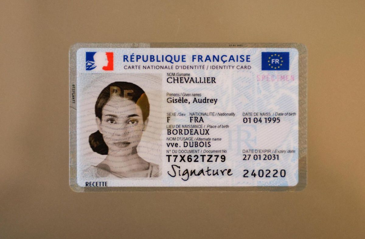 La nouvelle carte d'identité française avec empeinte ...