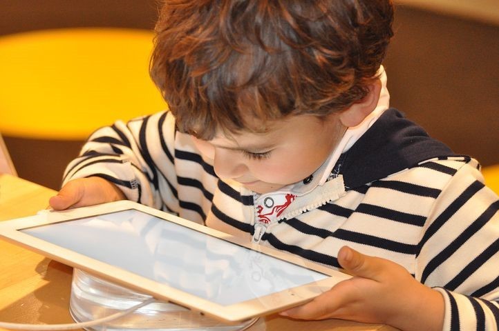 enfant avec un ipad enfant avec un ipad