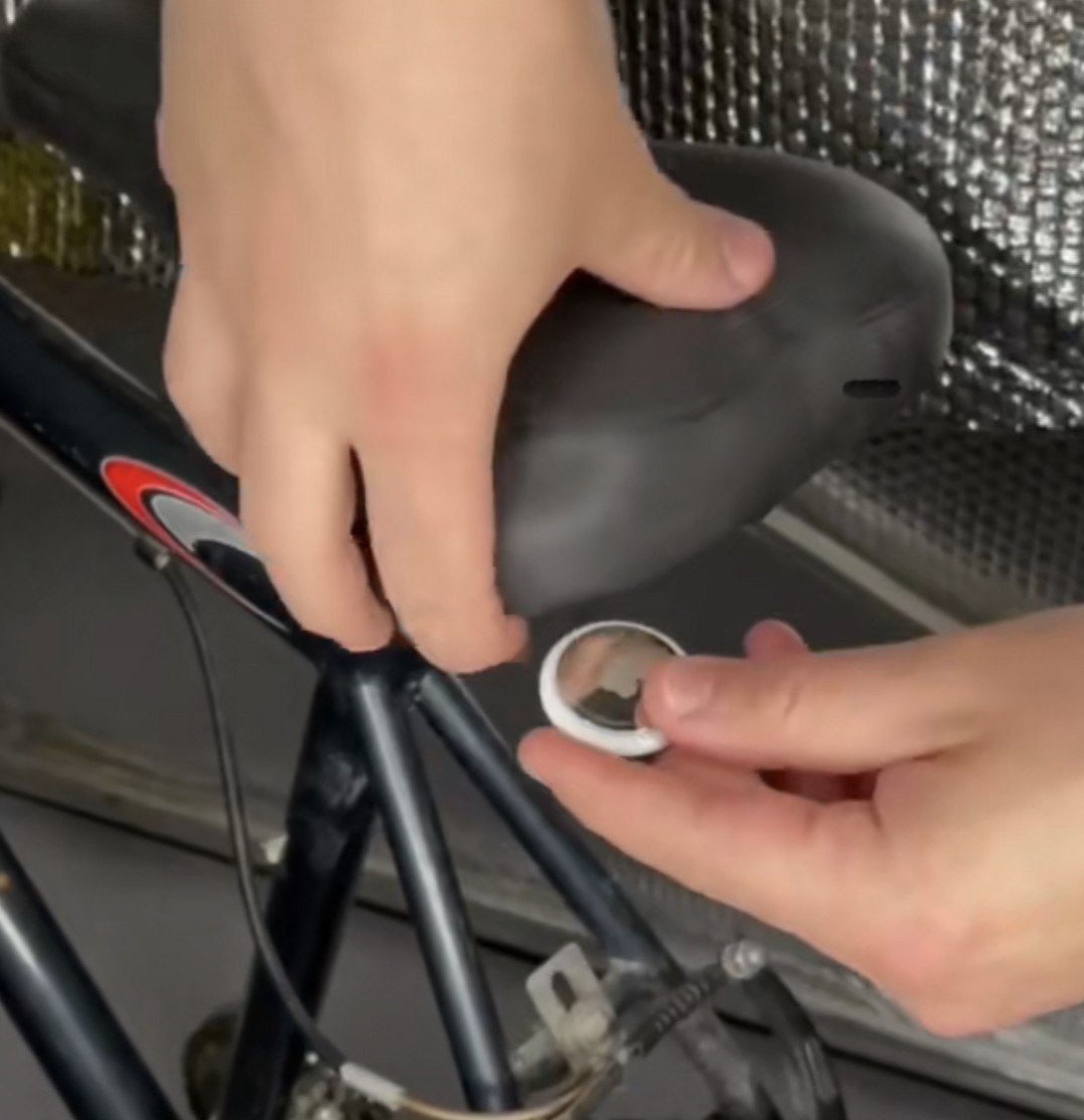 Des accessoires pour cacher un AirTag sur un vélo (c'est bluffant