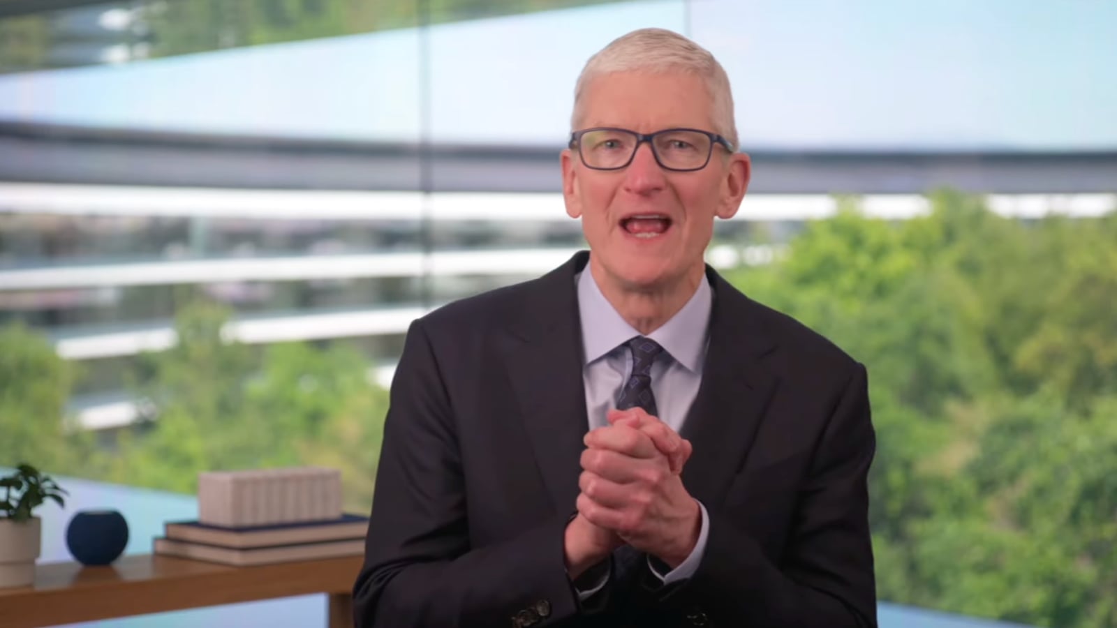 tim cook en costume remercie trump made in usa