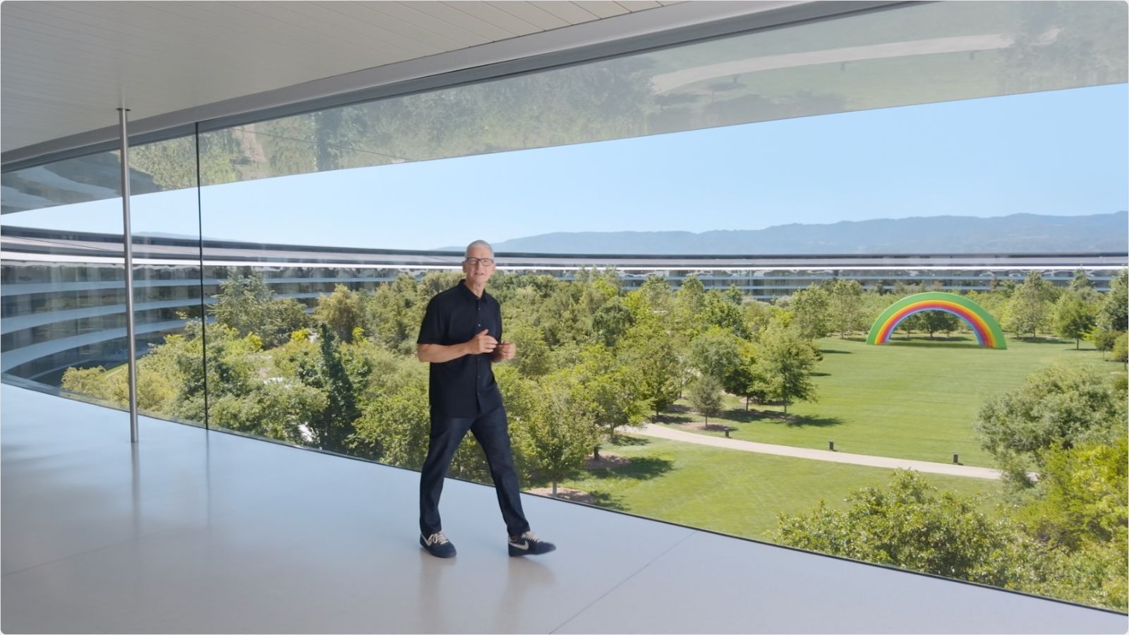 keynote apple wwdc 25 tim cook entrance