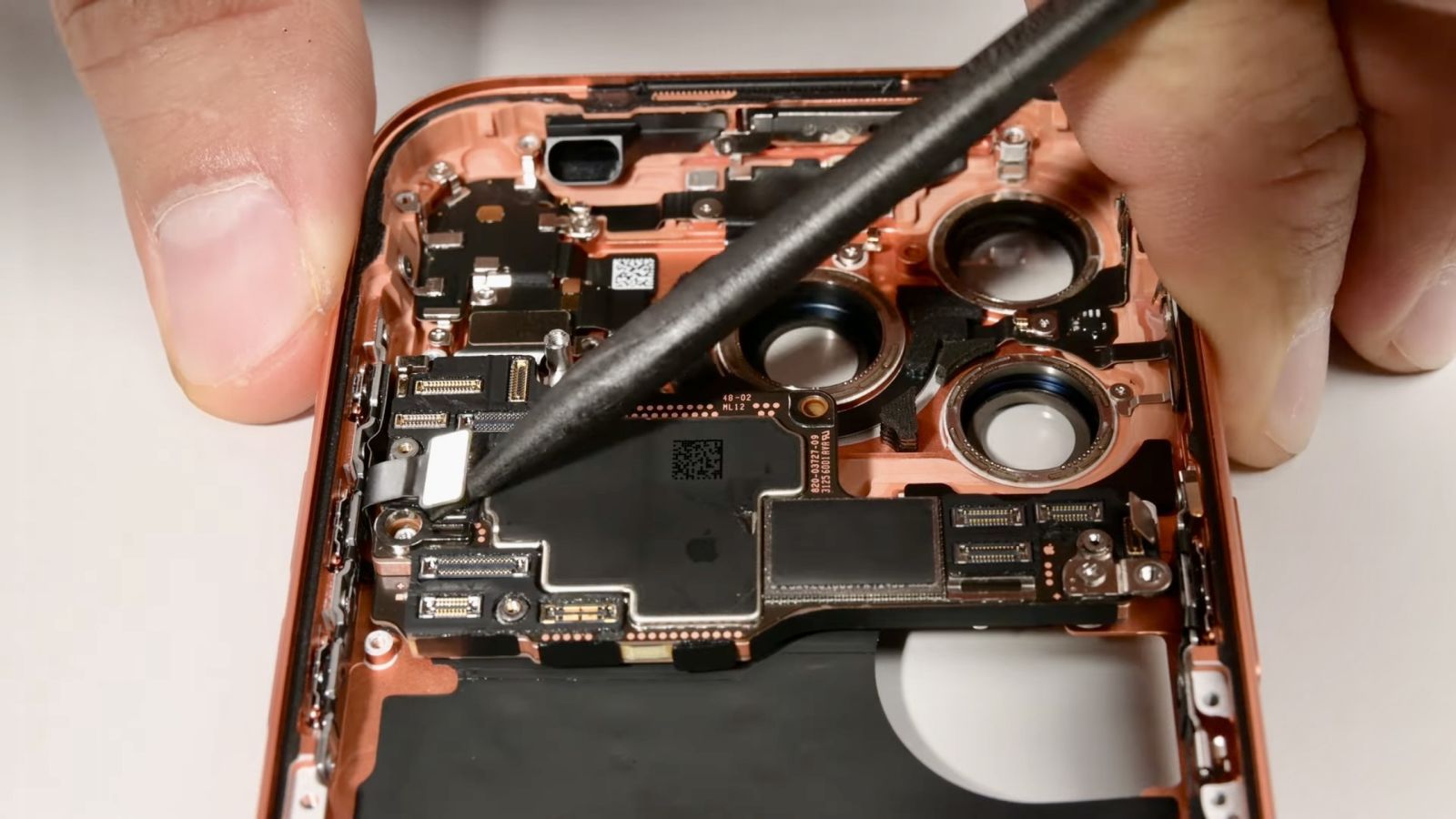 ifixit demontage iphone 17 pro 1
