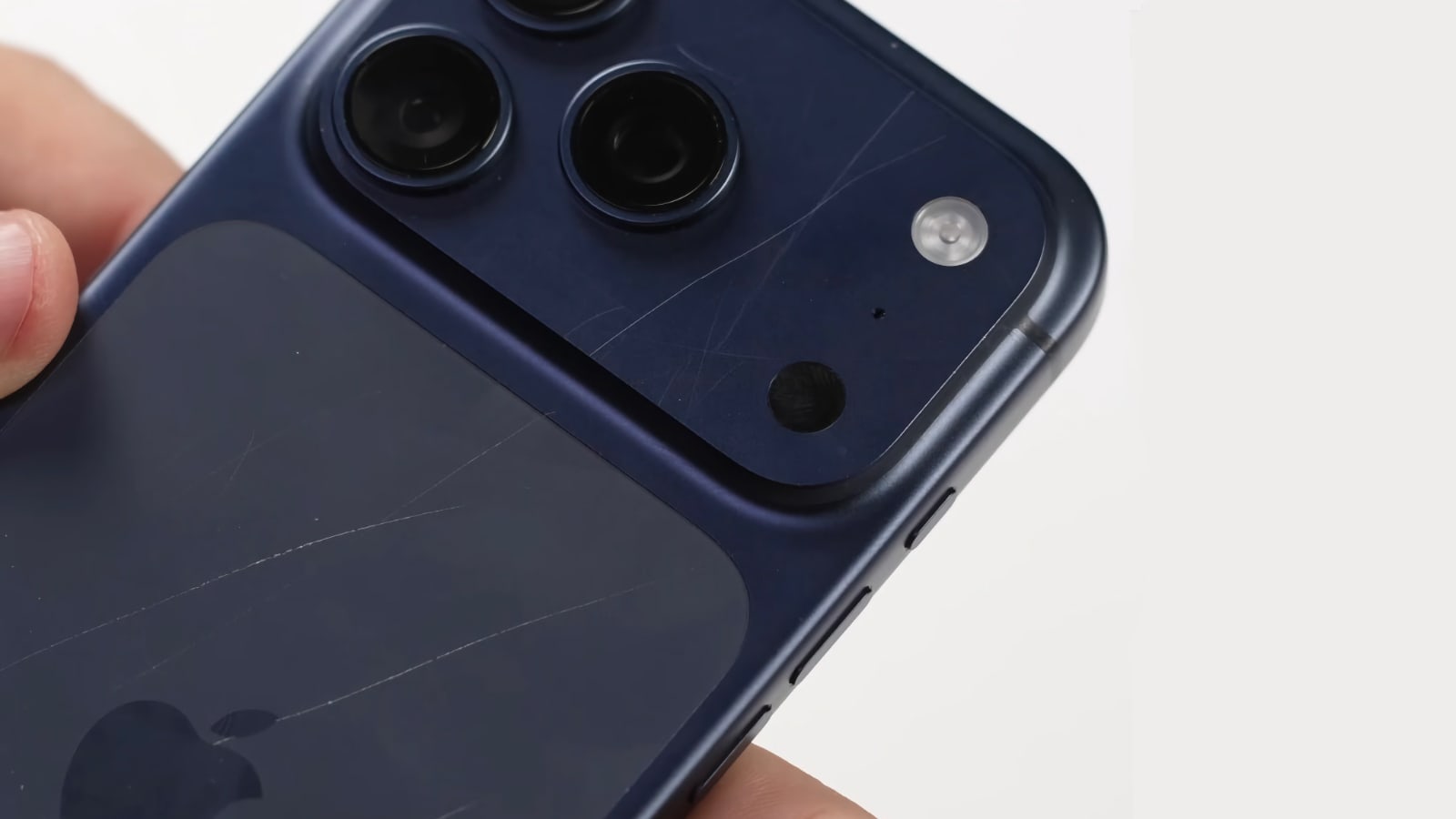 iphone 17 pro bleu rayure abime