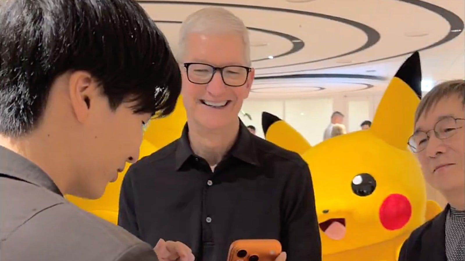 tim cook pikachu japon 2025