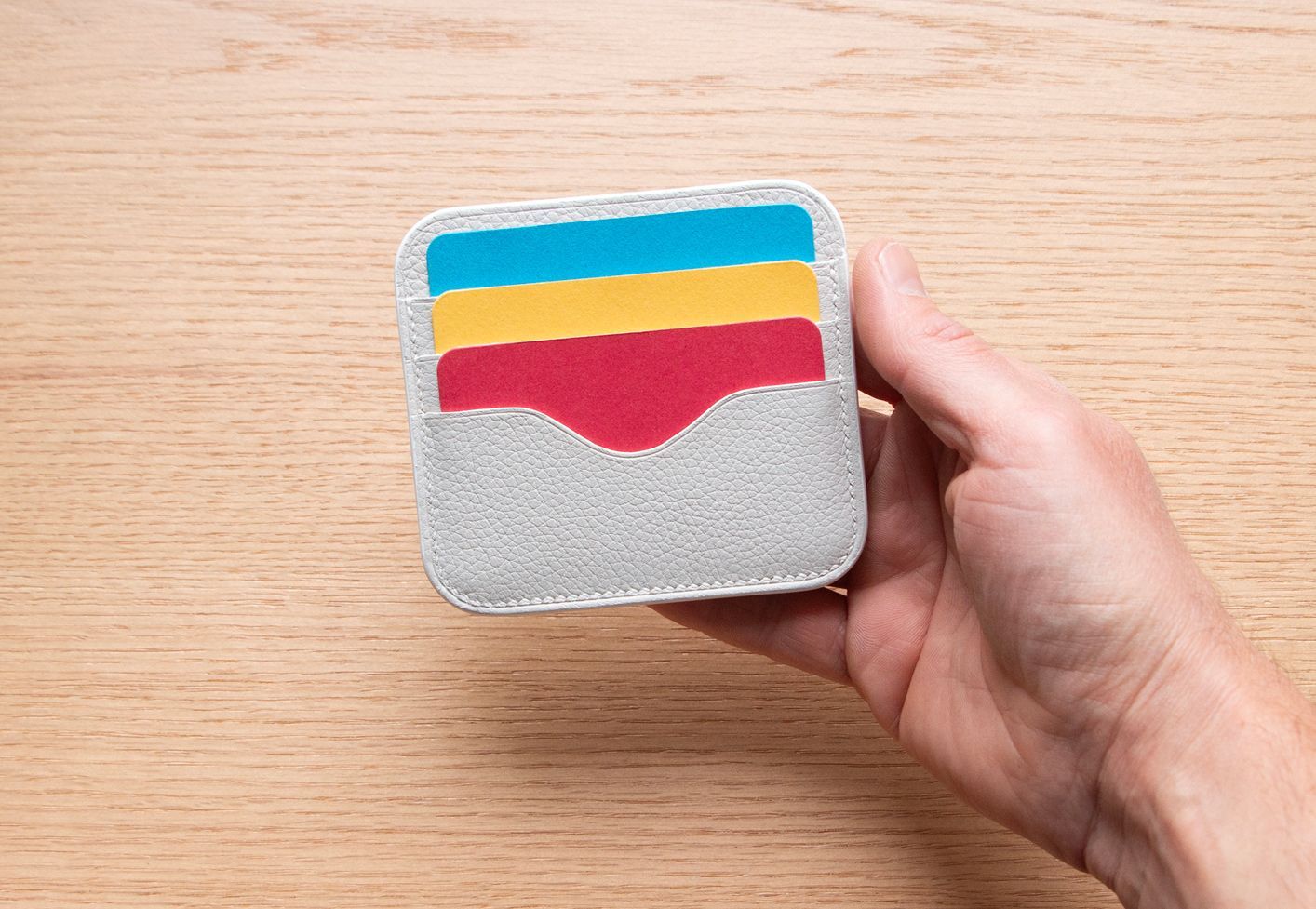 Striiiipes lance un porte-cartes en cuir inspiré de l'app Cartes d'Apple