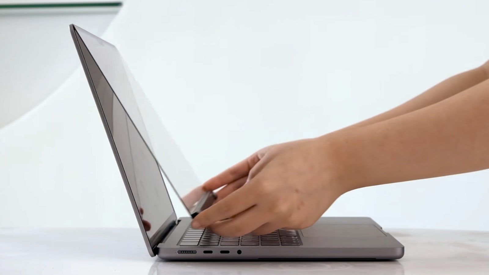 CES 2026 : Intricuit rend le MacBook tactile avec un accessoire