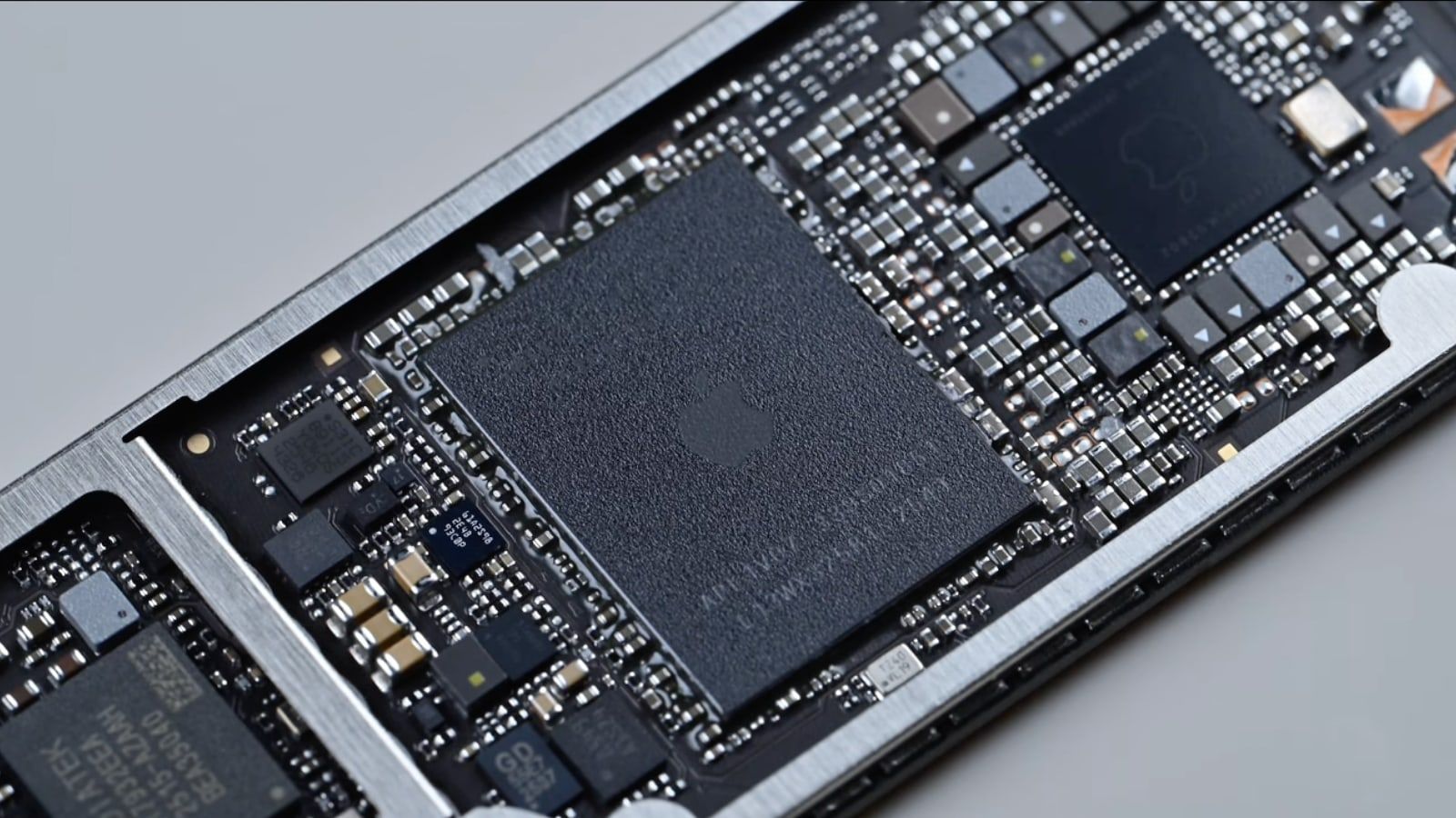 MacBook Neo : des moddeurs booste le processeur et le SSD, mais attention !
