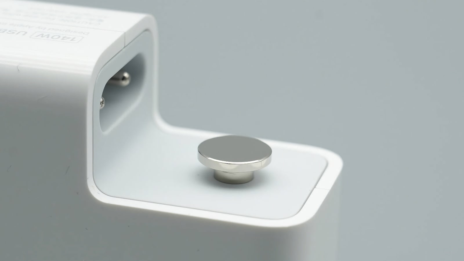 Le nouveau chargeur 140W du MacBook Pro M5 est incompatible avec le câble d’extension d’Apple