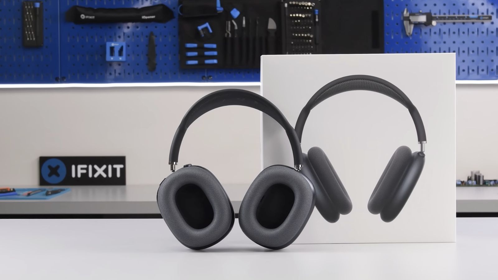 iFixit démonte les AirPods Max 2 : mêmes problèmes de réparabilité