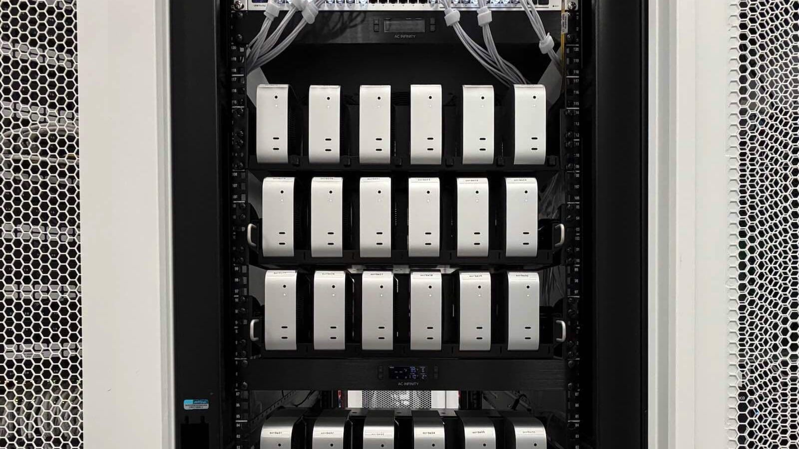 Un rack de 48 Mac mini M4 alimente les transcriptions d’Overcast en local