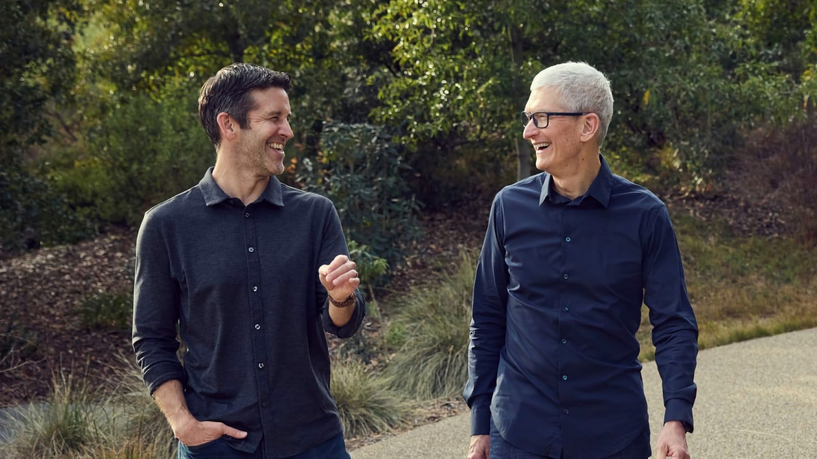 Tim Cook et John Ternus expliquent la transition aux employés