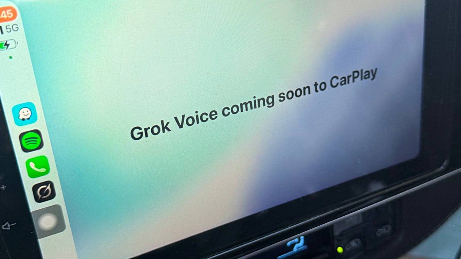 Grok arrive sur Apple CarPlay avec le mode voix