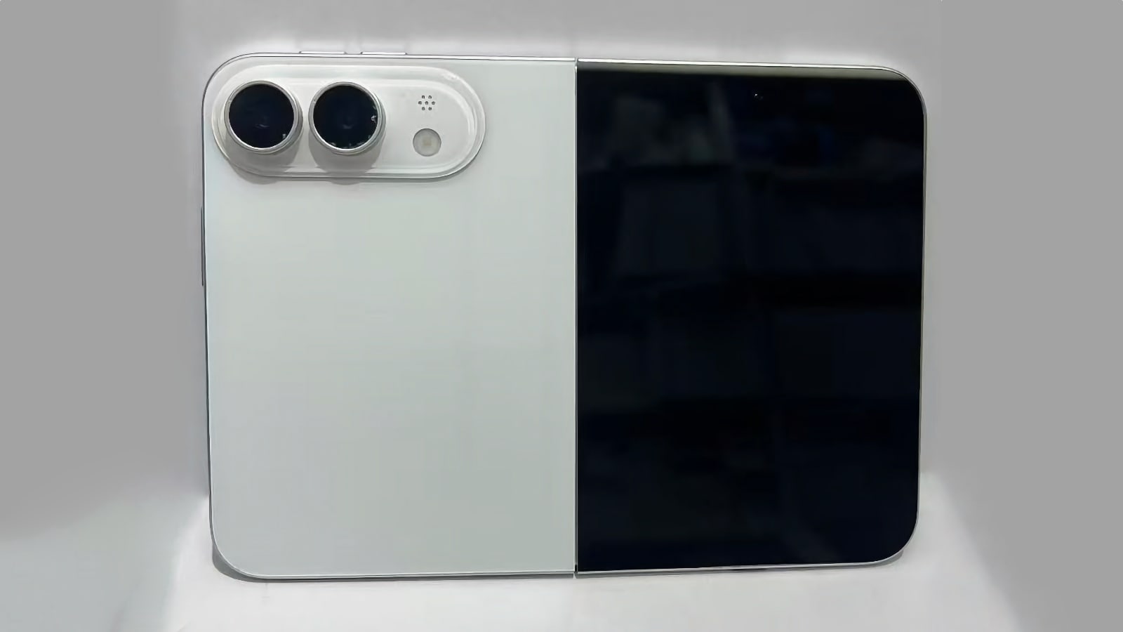 Des photos d'un iPhone Ultra pliable blanc signées Sonny Dickson