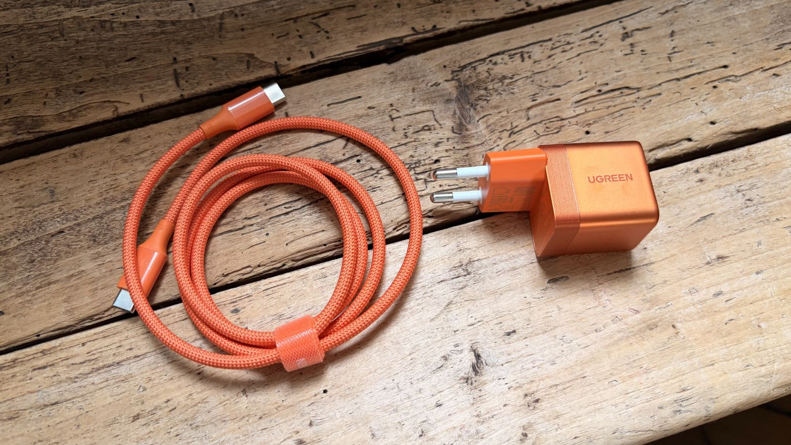 test ugreen chargeur nexode gan 65 watts orange