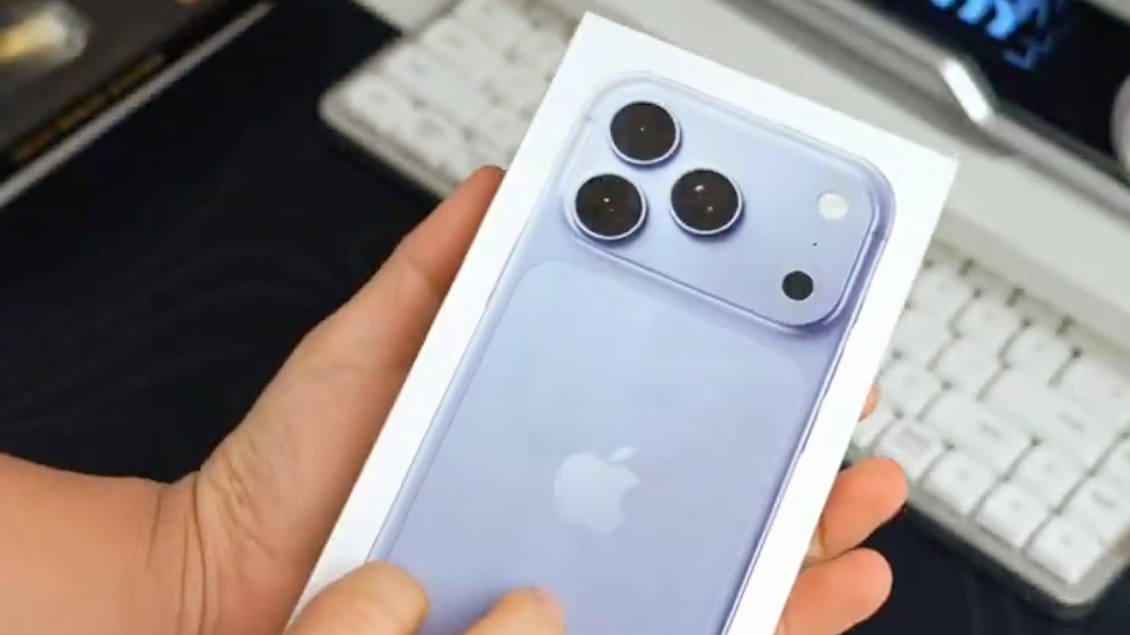 Un premier déballage de l'iPhone 18 Pro Max bleu ciel