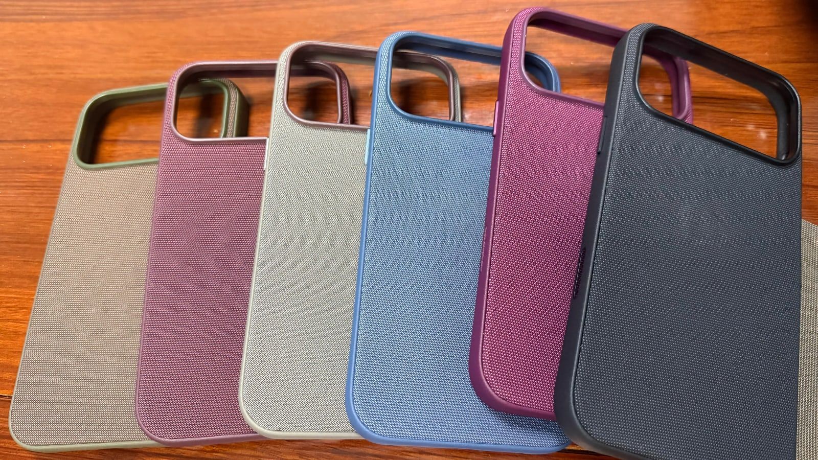 iPhone 18 Pro : des fausses coques évoquent les coloris bleu clair et rouge cerise