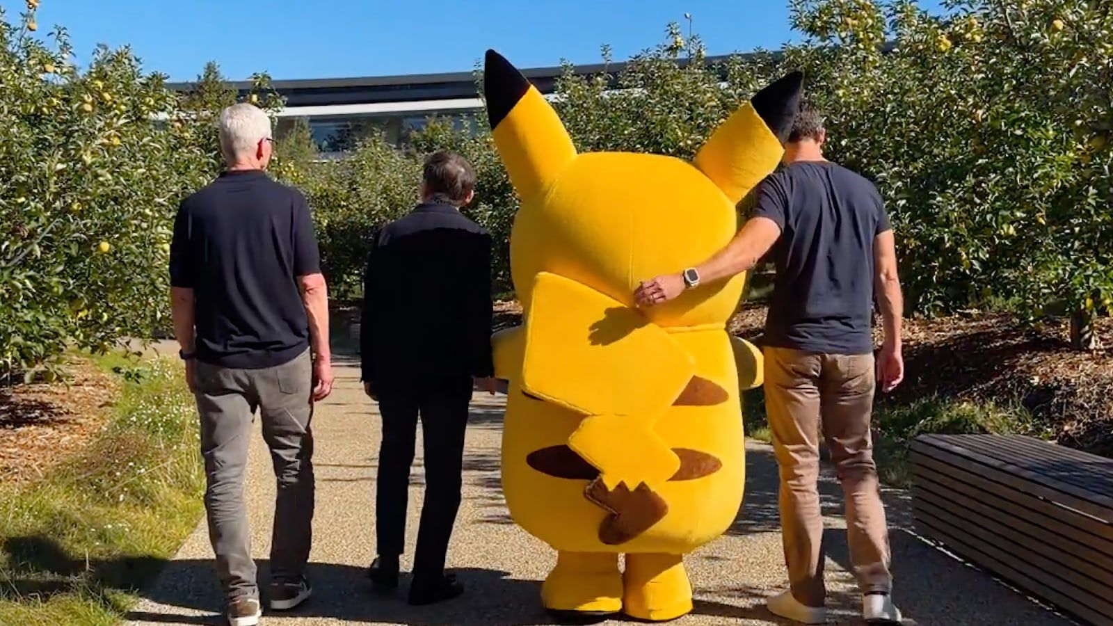 Pikachu en visite à l'Apple Park pour rencontrer Tim Cook et John Ternus
