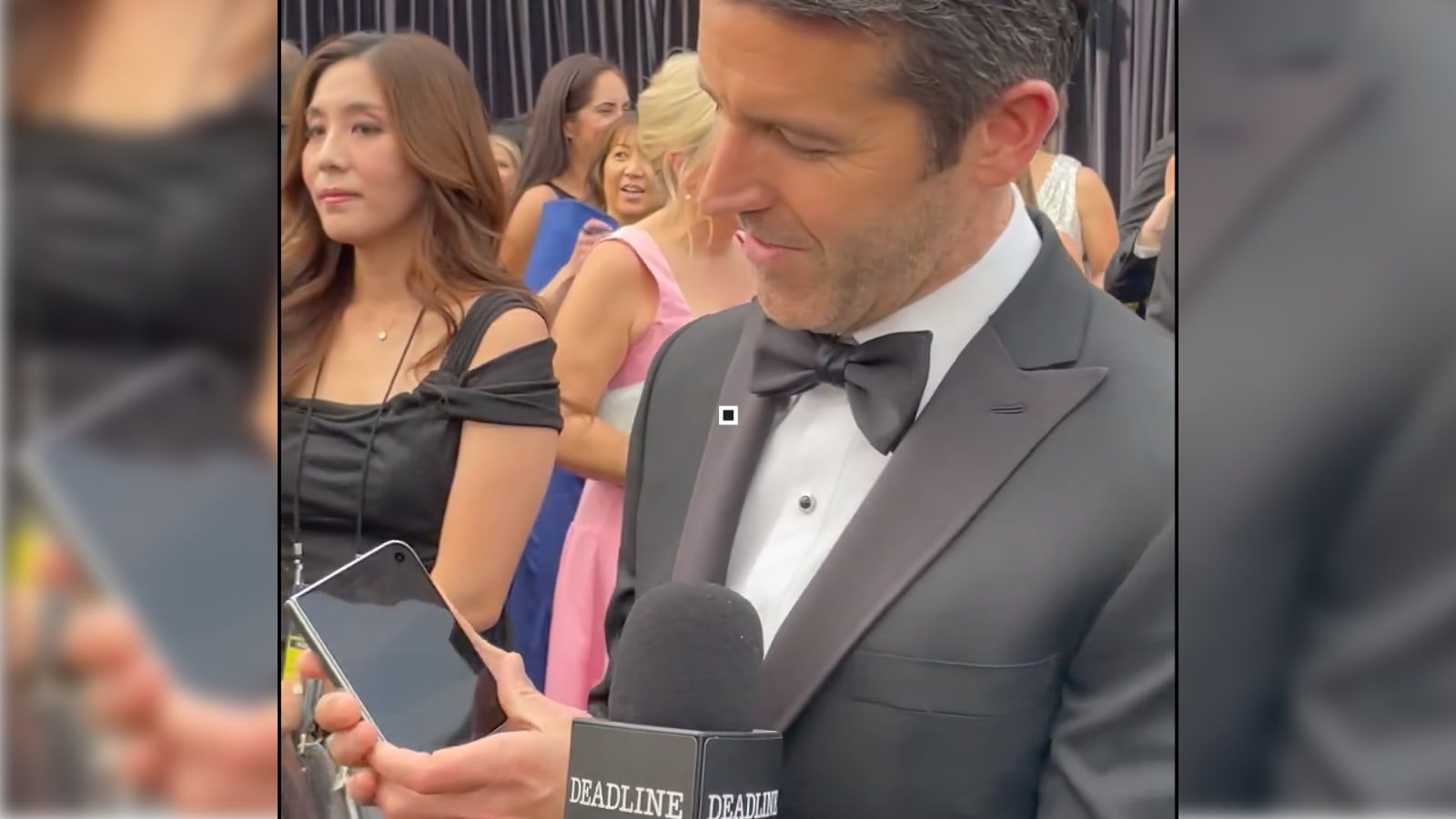John Ternus se balade aux Emmy Awards avec l’iPhone Duo