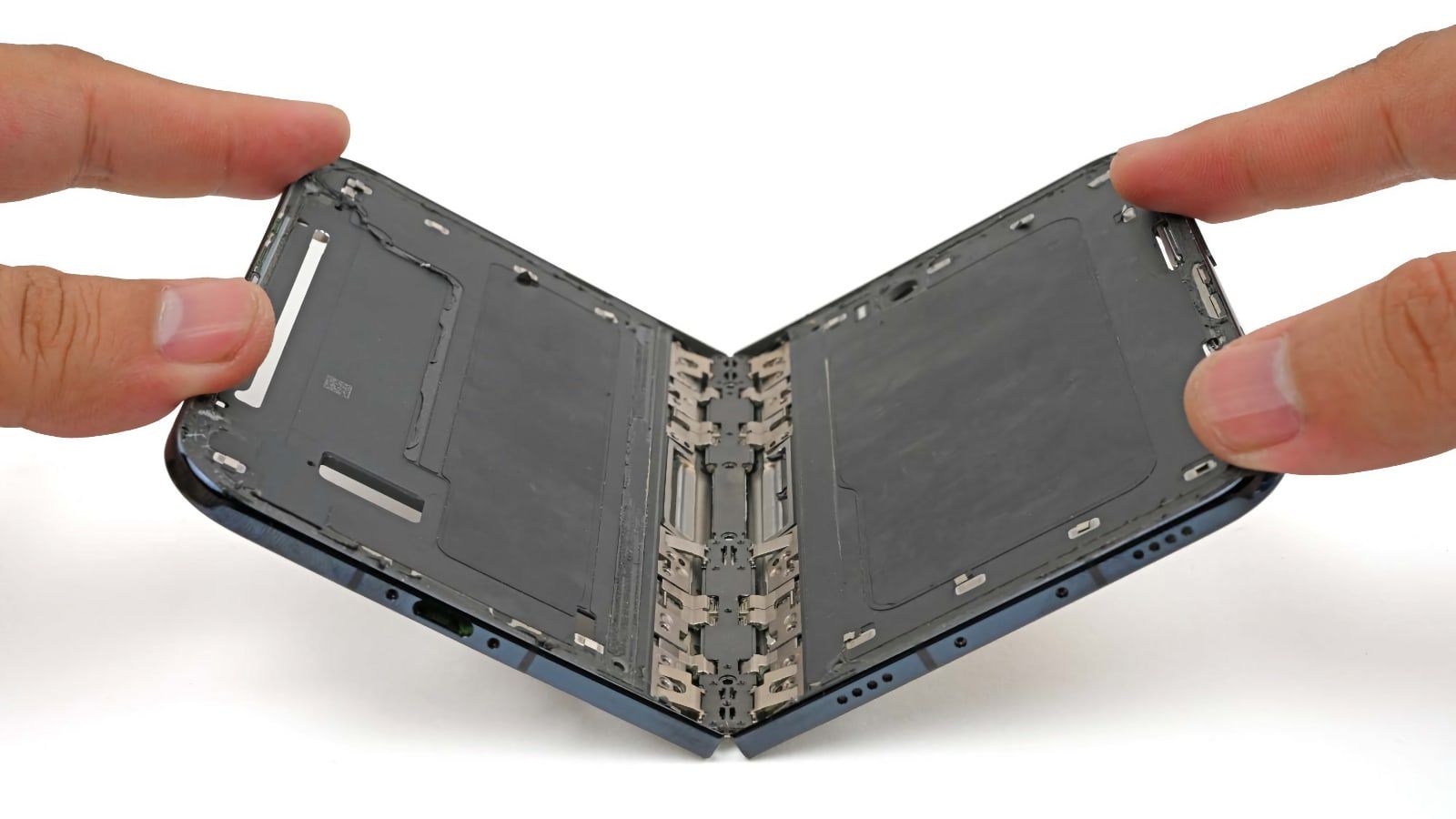 iFixit démonte l’iPhone Duo : le pliable le plus réparable et une piste sur les fissures