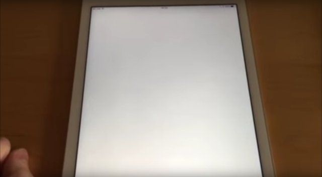 game-center-ecran-blanc-bug-corrige.jpg game-center-ecran-blanc-bug-corrige.jpg