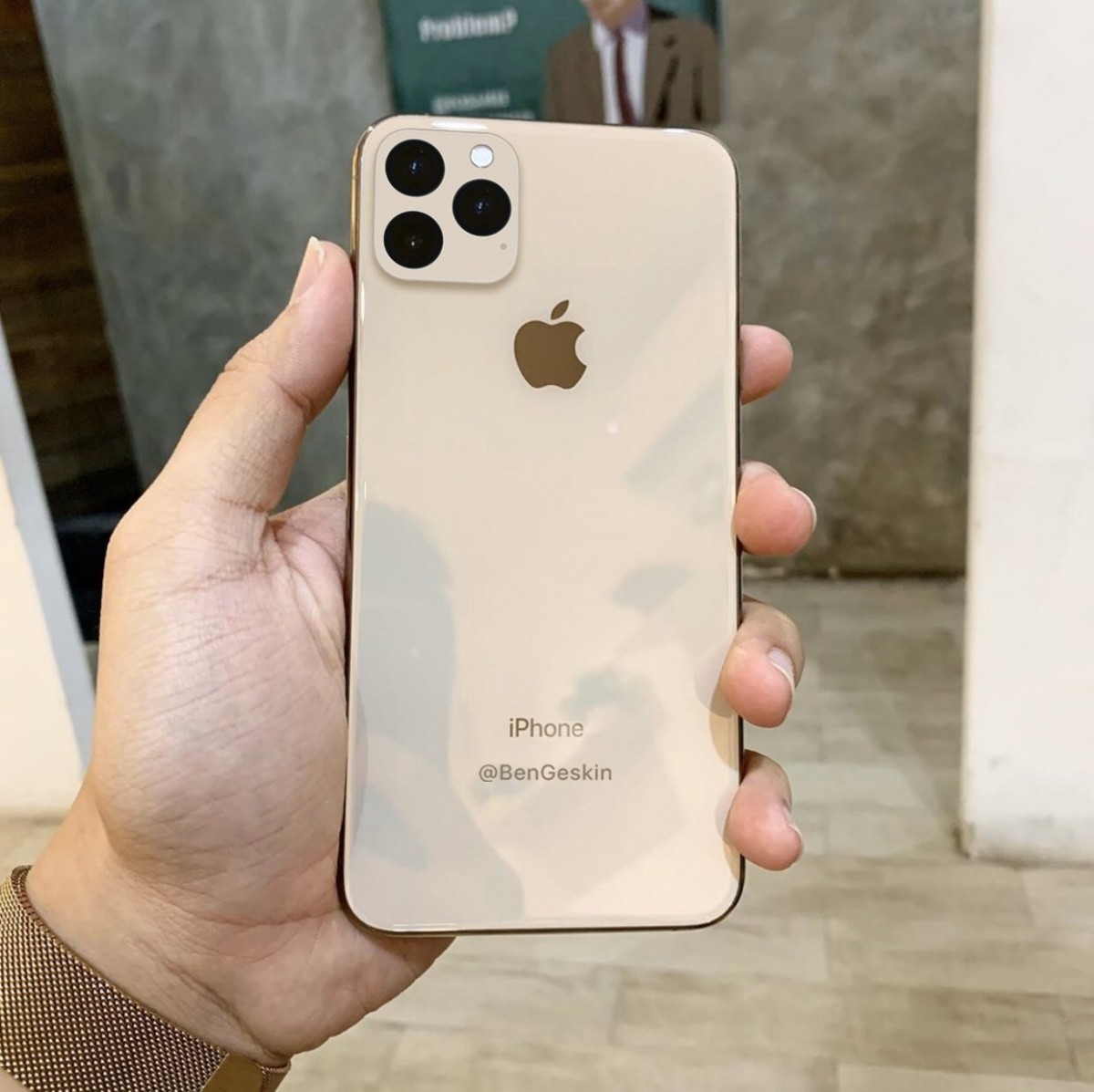 L’iPhone 11 (XI) se montre en coloris or - iPhone Soft