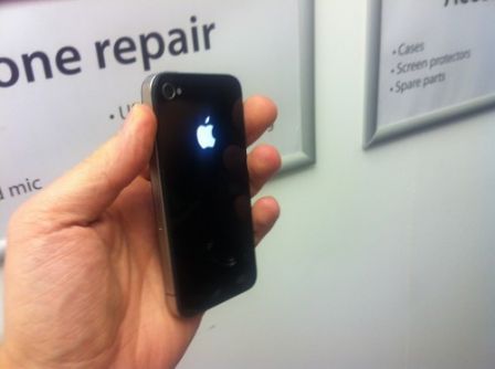 iPhone 4 façon MacBook : et la pomme brilla ! iPhone 4 façon MacBook : et la pomme brilla !