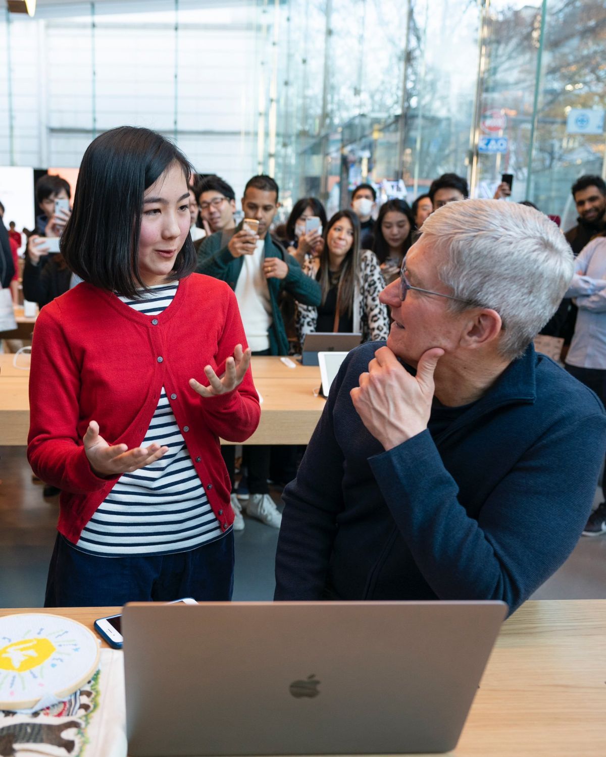 masako san et hikari san avec tim cook 1 masako san et hikari san avec tim cook 1