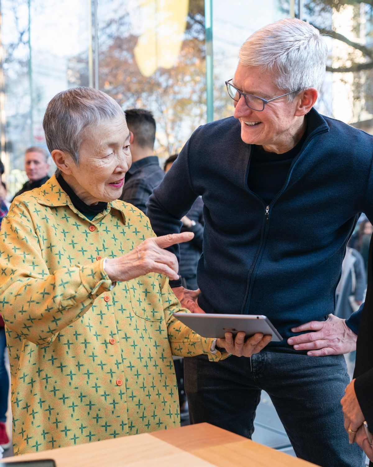 masako san et hikari san avec tim cook masako san et hikari san avec tim cook